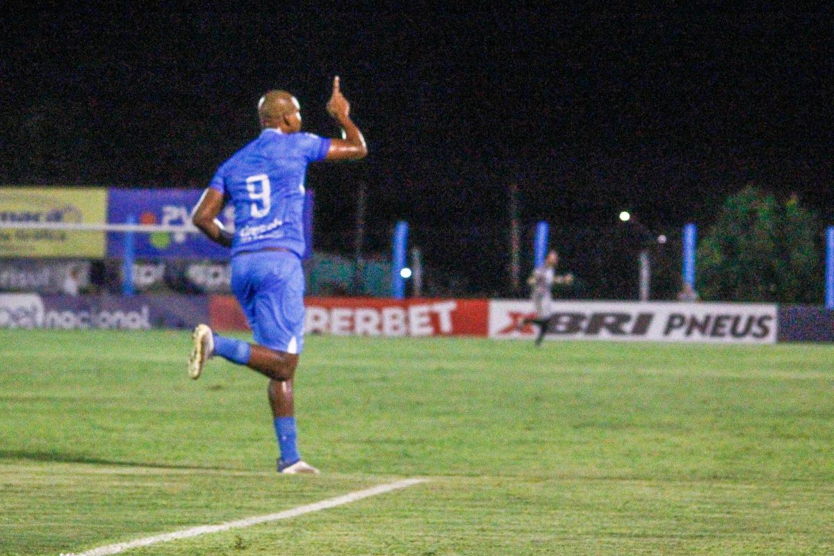 Luam comemora gol do empate - Foto Jeferson Couto / ECNH