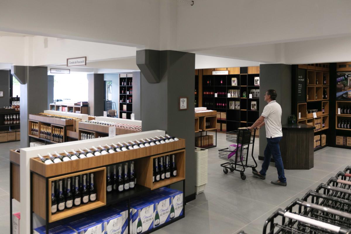 Com investimento de R$ 3,2 milhões, cooperativa abriu as portas da nova loja de vinhos e salas de degustações na unidade matriz