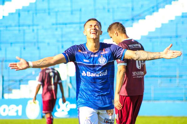Xandy comemora seu gol no 1x0. Foto: Fernando Campos / CE Aimoré